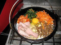 ダッチオーブンにビビンバの具を入れる